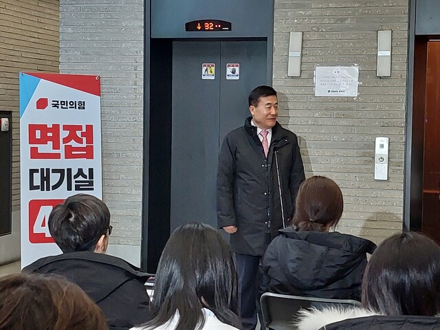 16일 열린 국민의힘 경북 지역구 면접 심사에 참석한 구미을 지역구의 허성우 예비후보가 면접에 대해 이야기하고 있다.