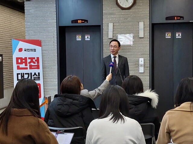 김천 지역구의 김오진 예비후보가 16일 오후 국민의힘 경북 지역구 면접 심사에 참석한 후 기자들과 인터뷰 하고 있다.