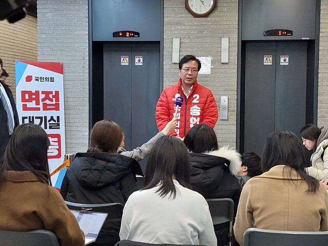 3선에 도전하는 국민의힘 송언석(김천) 의원이 국민의힘 경북 지역구 면접 심사에 참석한 후 기자들의 질문에 답하고 있다.