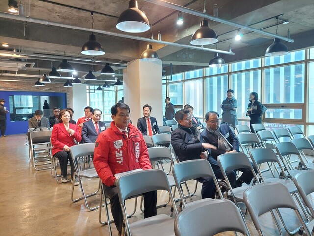 17일 오전 열린 국민의힘 대구 지역 공천 신청자 면접에서 후보들이 면접 순서를 기다리고 있다. 