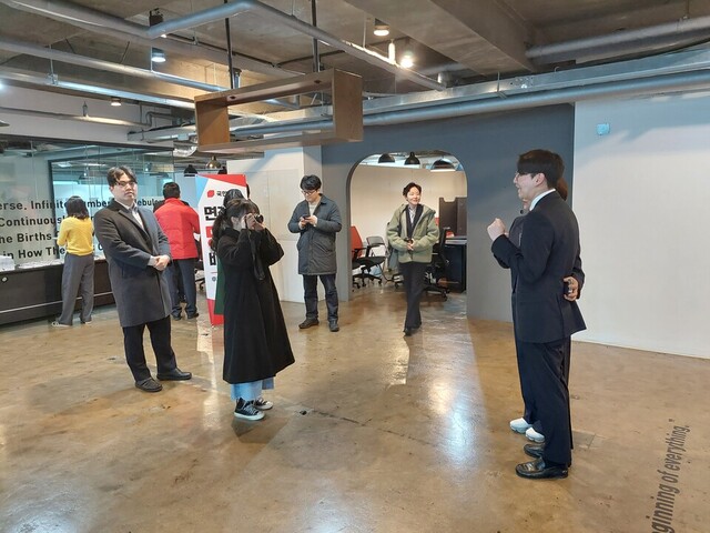 17일 오전 열린 국민의힘 대구 지역 공천 신청자 면접에서 후보들이 면접을 기다리며 기념 촬영을 하고 있다.