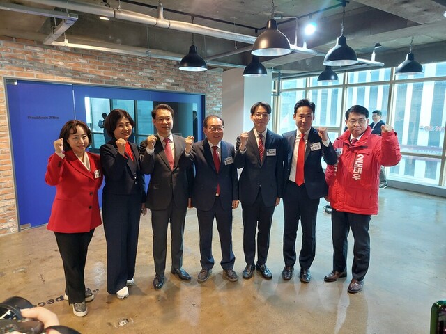 면접 순서를 기다리는 후보들이 기념 촬영을 하면서 파이팅을 외치고 있다.