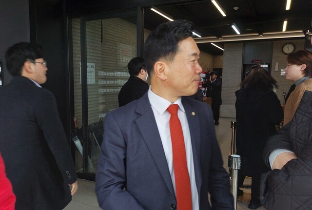 국민의힘 김승수(대구북을) 의원이 대구 지역 공천 신청자 면접을 마치고 인사하고 있다.