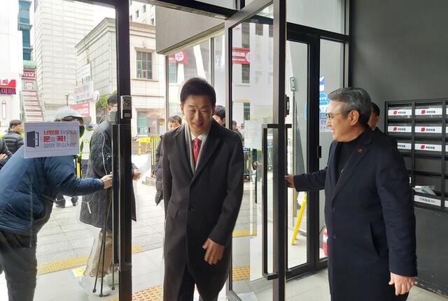 유영하 예비후보가 유영하 국민의힘 대구 지역 공천 신청자 면접을 위해 당사로 들어서고 있다.