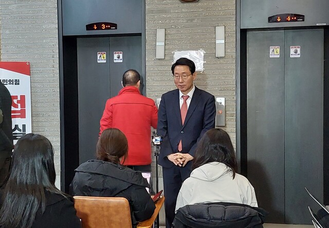 국민의힘 대구 지역 공천 신청자 면접을 마친 김상훈(대구서) 의원이 취재진의 질문에 답변하고 있다.
