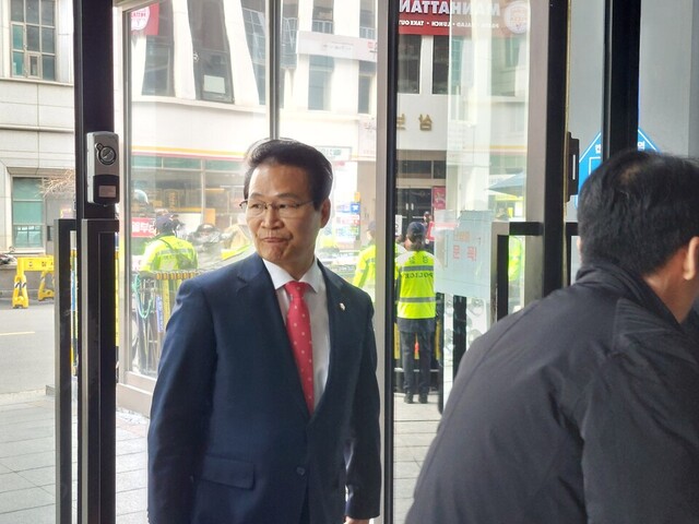 국민의힘 김용판(대구달서병) 의원이 대구 지역 공천 신청자 면접을 위해 당사로 들어가고 있다.