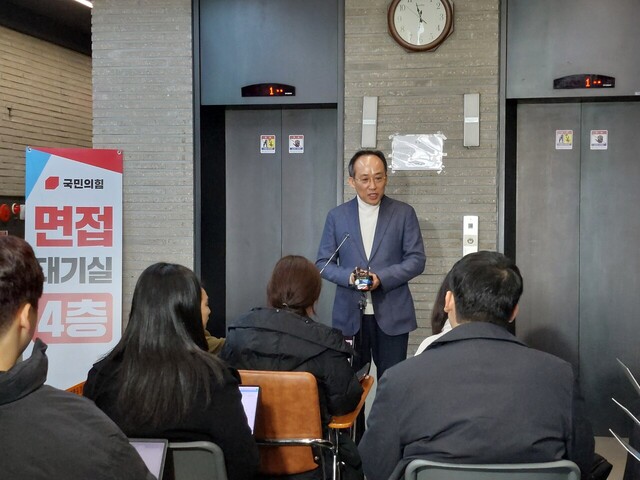 국민의힘 추경호(대구달성) 의원이 대구 지역 공천 신청자 면접을 마치고 소감을 밝히고 있다.