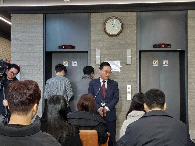 국민의힘 홍석준(대구 달서갑) 의원이 대구 지역 공천 신청자 면접을 마치고 취재진의 질문에 답변하고 있다.