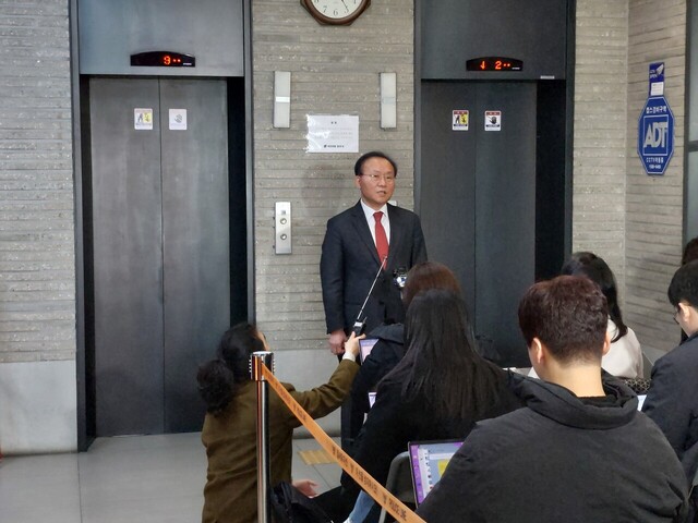 국민의힘 윤재옥(대구 달서을, 원내대표) 의원이 대구 지역 공천 신청자 면접을 마치고 취재진의 질문에 대답하고 있다.