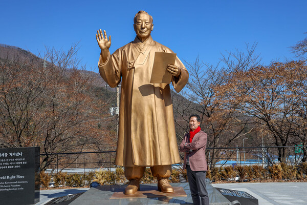김장호 구미시장이 칠곡 다부동전적기념관에 마련된 이승만 전 대통령 동상 앞에서 기념촬영을 하고 있다. /김장호 구미시장 SNS 캡처