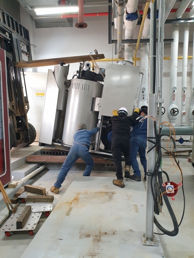 LPG 보일러를 도시가스(LNG)보릴러로 교체하는 작업을 하고 있다. /봉화군제공
