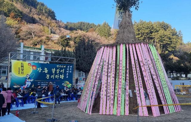 지난해 개최된 장흥 달맞이 놀이마당 달집 /김두한 기자 