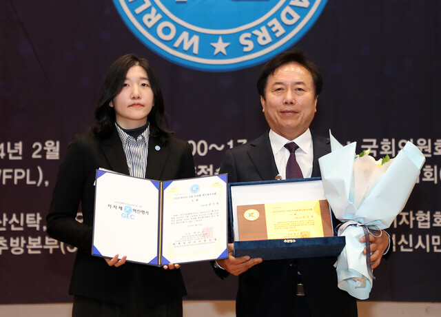 2024 WFPL 8대 지자체 혁신평가에서 ‘대상’을 수상한 권기창 안동시장(오른쪽)이 상패를 들여보고 있다. /안동시제공