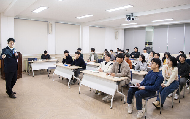 울릉군의 보안에 대해 진진하게 설명을 듣고 있는 새내기 공무원들. /울릉군제공