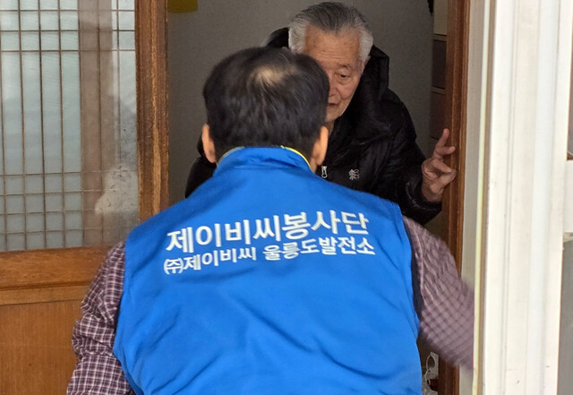 JBC봉사단이 집집마다 방문해 밑반찬을 배달하고 있다. /김두한기자