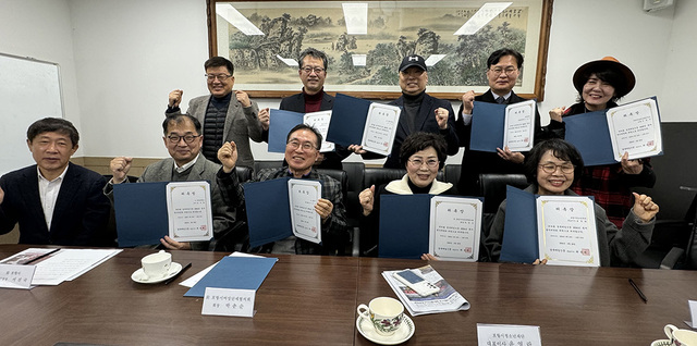 22일 오전 11시 본사 편집국 회의실에서 열린 ‘경북매일신문 제20기 독자권익위원회의 독자권익위원 위촉식 및 첫 회의’에 참석한 최윤채 경북매일신문 대표이사와 정상호 편집국장, 독자권익위원들이 기념촬영을 하고 있다.  /강준혁기자