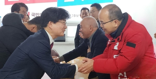 윤종진 예비후보를 지지선언한  이재원 예비후보. / 윤종진 선거캠프 제공