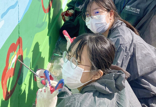 울릉도어린이들에게 꿈과 희망을 벽화 그리기. /울릉지원교육청 제공