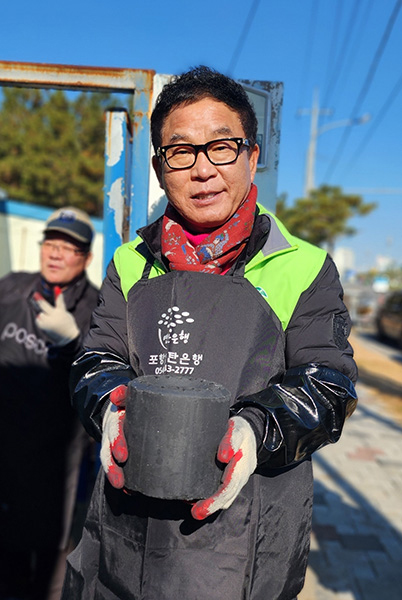 연탄 배달 봉사활동을 하고 있는 김명훈 동창회장.