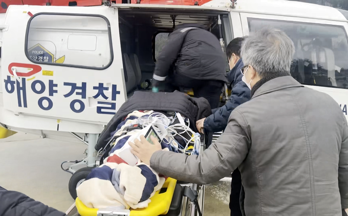 환자를 헬기에 태우고 있다 /동해해경청 제공