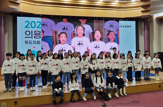 독도 송  '어두운 밤에도'를 합창하고 있다./독도사랑운동본부 제공