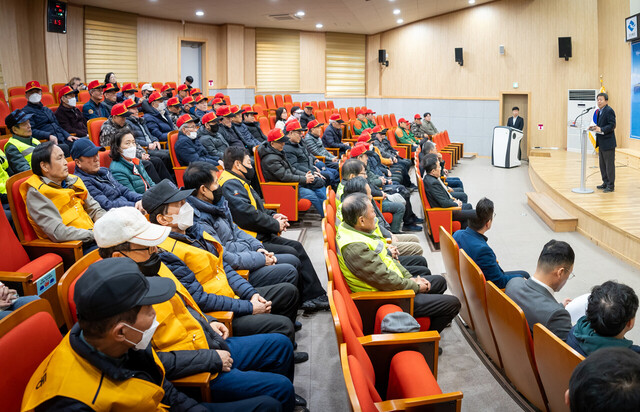 열심히 경청하는 산림일자리 근로자들./울릉군제공