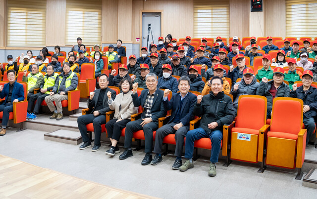 울릉도를 산불로부터 지키고 울릉도를 아름답게 가꾸는 사명감으로 지킴이 역할을 다짐하며 파이팅을 외치고 있다./울릉군제공