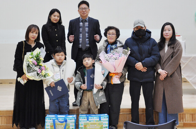 입학생과 학부형, 교사들이 한 자리에서 축하./울릉교육지원청제공