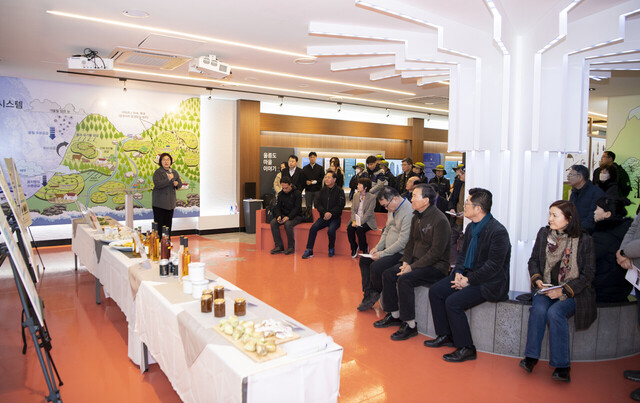 개품개발과정을 자세히 설명하고 있다./울릉군제공