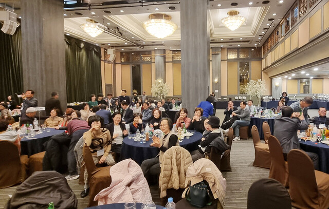 기수별 노래자랑을 지켜보는 저동초등학교 동창들. /저동초등 동창회제공