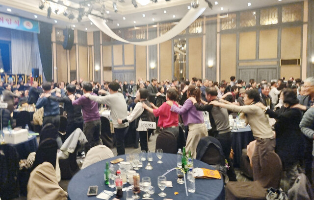 신나는 음악에 맞춰 함께 춤을 추며 즐기는 저동초등 동문들. /저동초등 동창회 제공