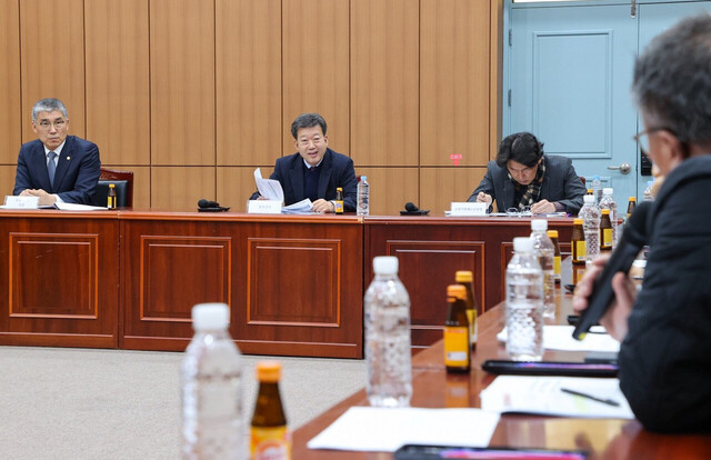 질의 답변 듣는 (외쪽으로부터) 공경식 의장, 남한권 울릉군수, 임영훈 청장./울릉군제공 