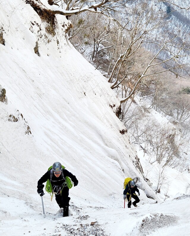 설산을 등반하는 울릉산악구조대원들. /울릉산악구조대 제공