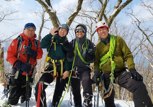 설산 산행에 참가한 (왼쪽부터) 한광열 전 울릉산악구조대장, 김은경, 장순칠 대원, 장민규 울릉산악구조대장. /울릉산악구조대 제공