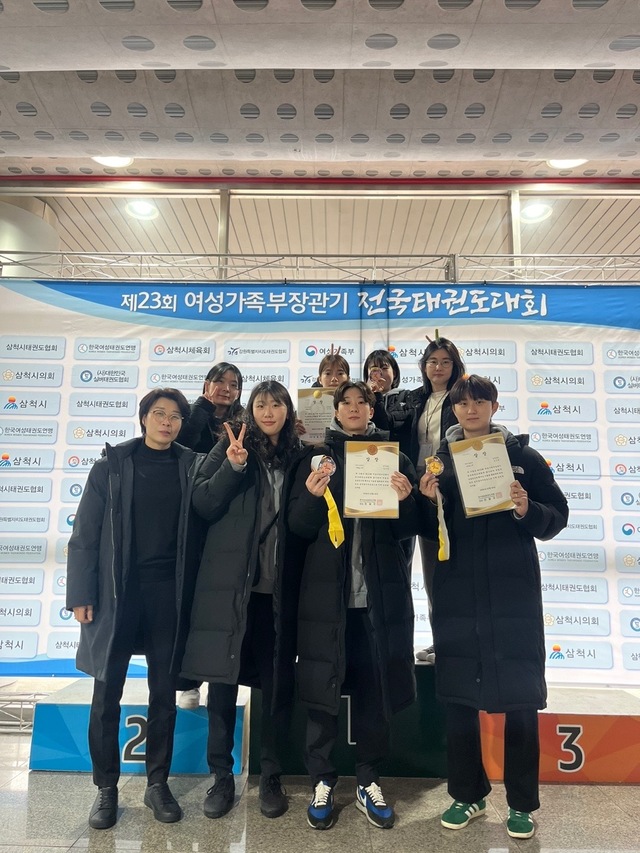여성가족부장관기 전국태권도 대회에서 좋은 성적을 거둔 성주군청 여자태권도선수단. /성주군제공