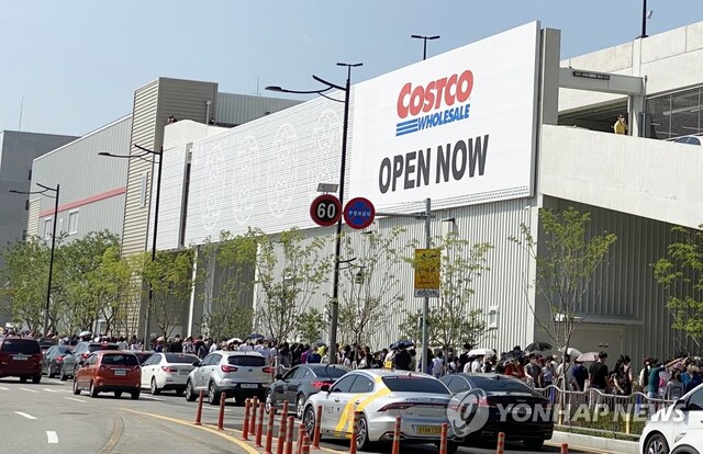 미국계 회원제 대형마트 코스트코 김해점이 지난 2022년 8월 25일 경남 김해시 주촌면에 문을 열자 차량과 함께 시민들이 길게 줄을 서 입장을 기다리고 있는 모습. /연합뉴스