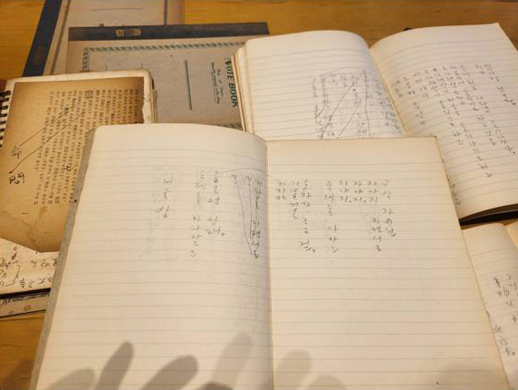 이날 공개된 박목월 미발표 시가 담긴 노트 원본들.  /박목월유작품발간위원회 제공