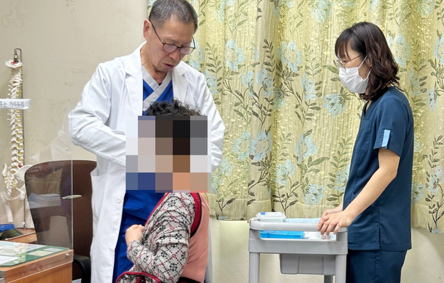 환자를 진료하는 안재용 울릉군보건의료원 정형외과 전문의. /울릉군제공