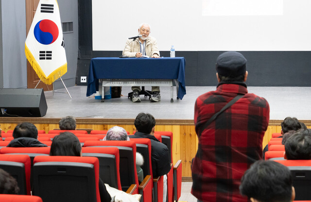 질문에 답변하는 전경수 박사. /울릉군 제공