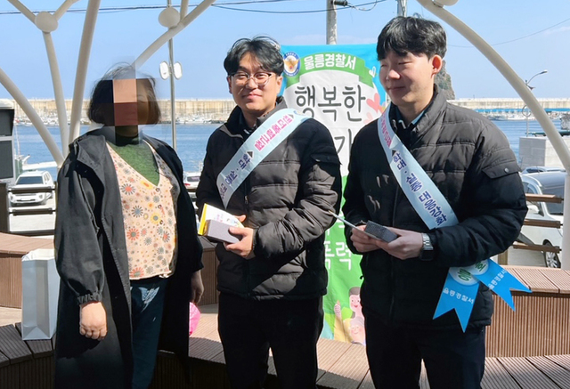 울릉도 저동리 주민에게 아동학대 예방홍보를 울릉경찰관,/울릉경찰서 제공