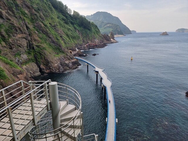울릉도 해안 지질공원 촛대암 해안 산책로,. /김두한기자 
