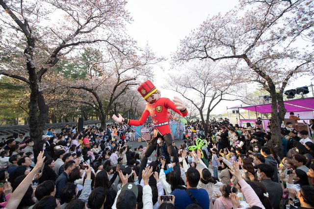 2023년 경주대릉원돌담길 벚꽃축제장 전경. /경주시제공