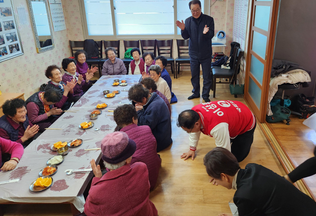 경로당 어르신들에게 큰 절을 하는 이상휘 후보와 부인./ /이 후보 사무실제공