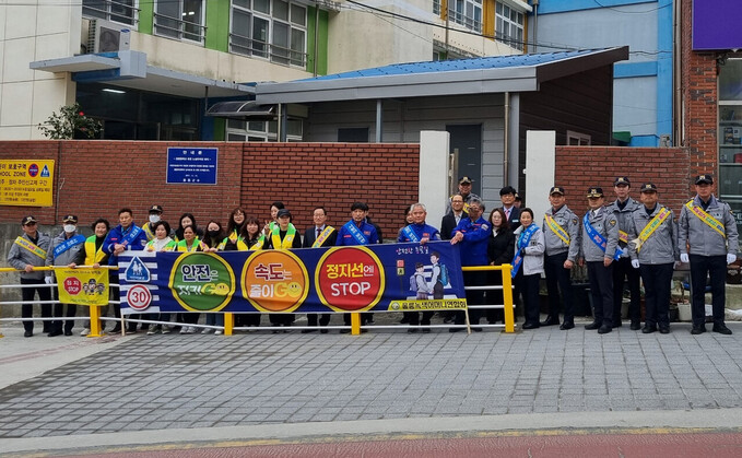 울릉경찰서, 울릉교육지원청, 녹색어머니회, 모범운전자회 합동으로 교통안전 캠페인을 펼치고 있다. /울릉경찰서 제공