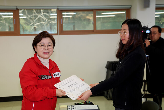 제22대 국회의원선거 후보 등록 첫날인 21일 오전 포항시 북구 선거관리위원회 접수처에서 국민의 힘 김정재 후보가 서류를 접수하고 있다. /이용선기자 photokid@kbmaeil.com