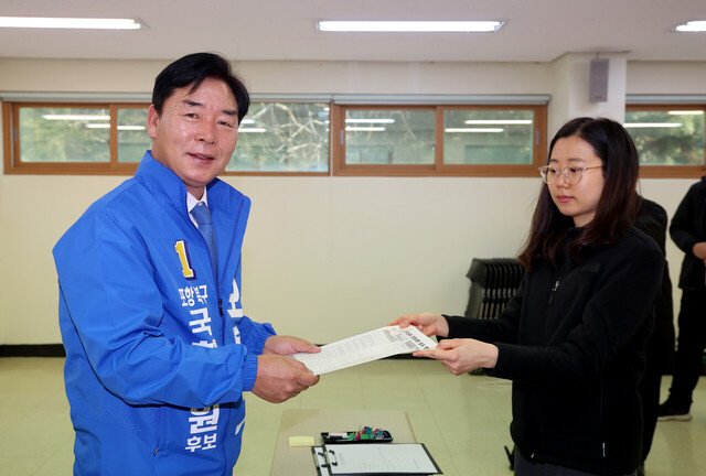 제22대 국회의원선거 후보 등록 첫날인 21일 오전 포항시 북구 선거관리위원회 접수처에서 민주당 오중기 후보가 서류를 접수하고 있다. /이용선기자 photokid@kbmaeil.com