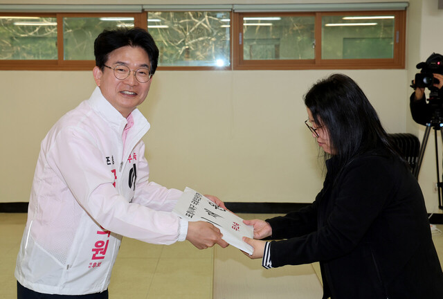 제22대 국회의원선거 후보 등록 첫날인 21일 오전 포항시 북구 선거관리위원회 접수처에서 무소속 이재원 후보가 서류를 접수하고 있다. /이용선기자 photokid@kbmaeil.com