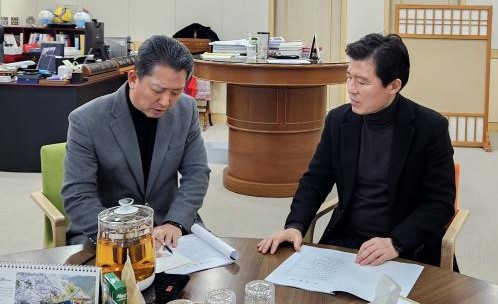 구자근 구미시갑 후보가 김장호 구미시장과 선거 공약에 대해 이야기하고 있다./구자근 후보 선거사무소 제공