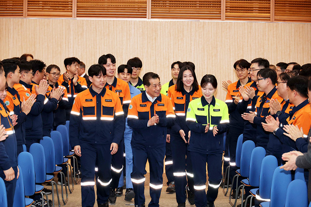 21일 장인화 포스코그룹 회장이 직원들과 함께 포항 본사 취임식장에 입장하고 있다.  /포스코 제공