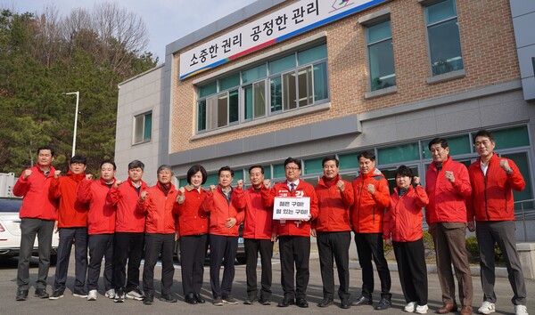 강명구 후보와 구미시을 지역구 시·도 의원들이 화이팅을 외치고 있다./강명구 후보 선거사무소 제공
